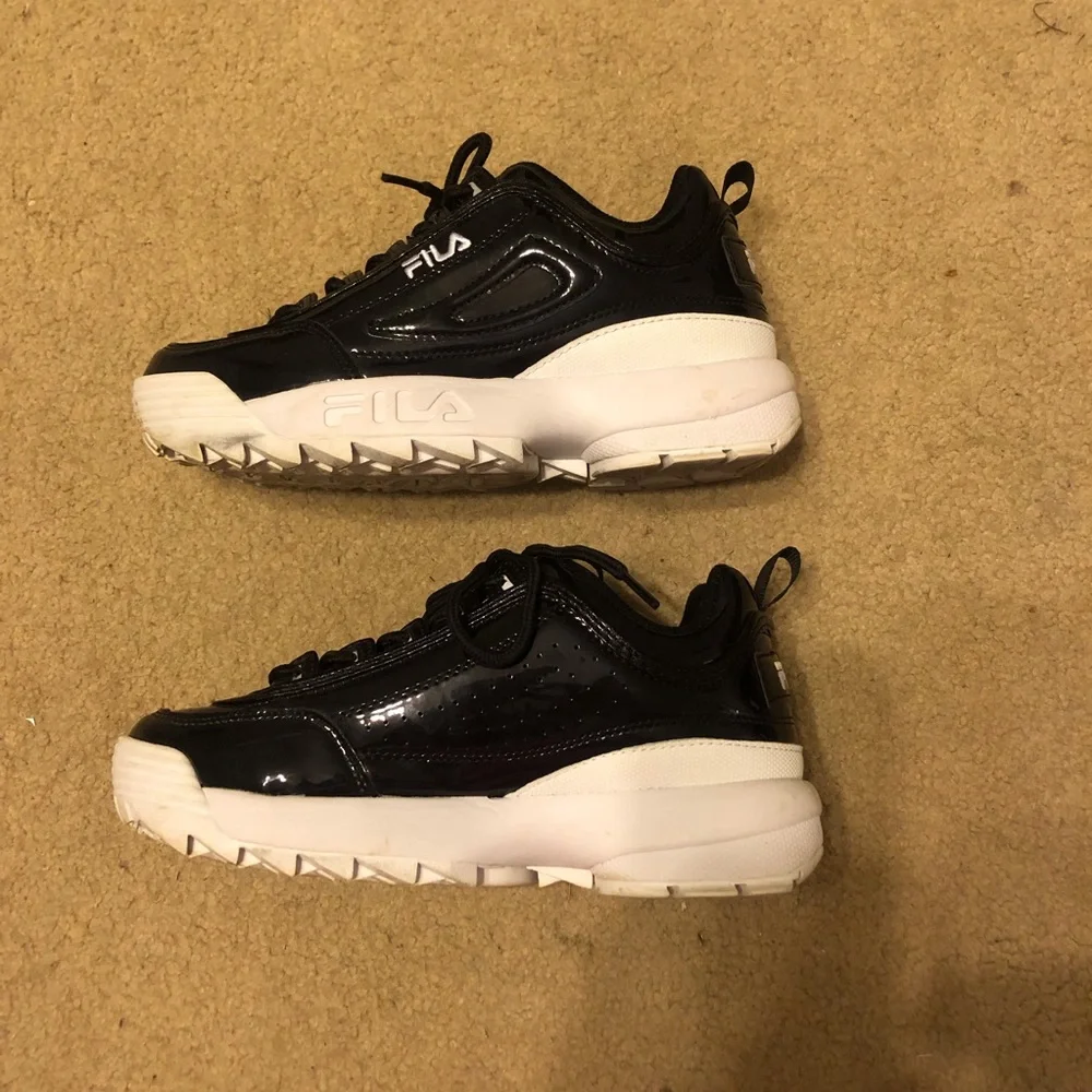 Black size 7 Fila Tennis Shoes - Picture 2 of 3